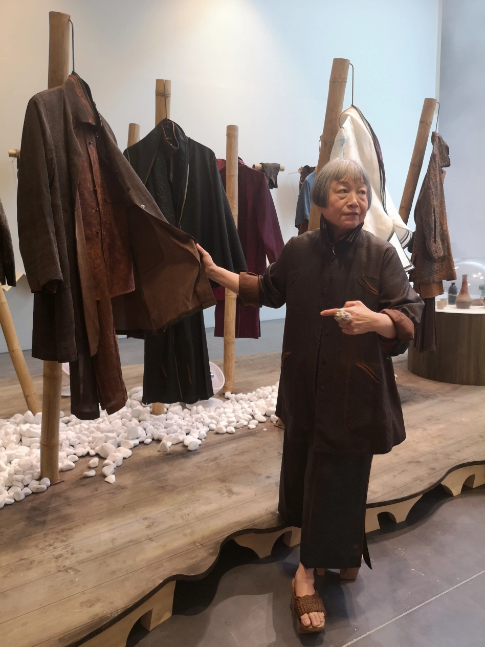 Sophie Hong présentant ses œuvres, vendredi 13 mars 2020, au musée La Piscine. ©Albert Lammertyn